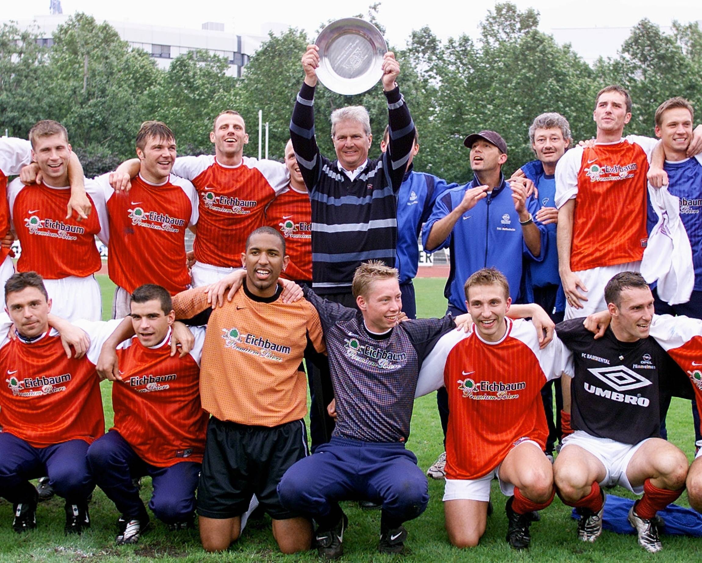 Fortuna Düsseldorf — da kennen die „Toten Hosen“ nichts und bekennen sich am 11.07.2001 zum Verein. Foto: Imago Images