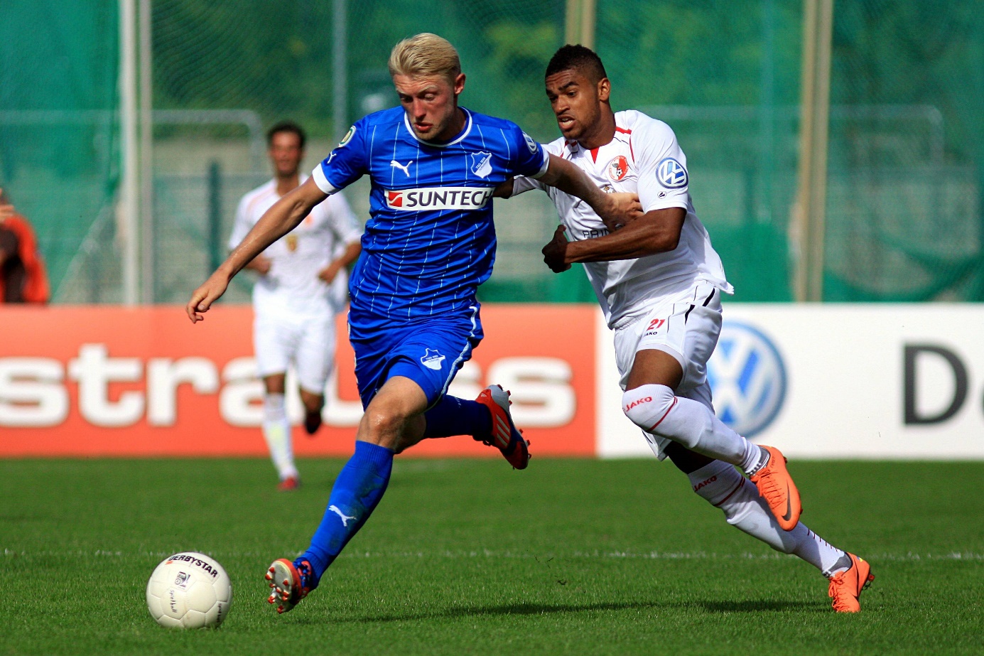 Fünf Tore schenkt Jürgen Klinsmann (l.) im Trikot des VfB Stuttgart F95 am 15.03.1986 ein. Foto: Imago Images